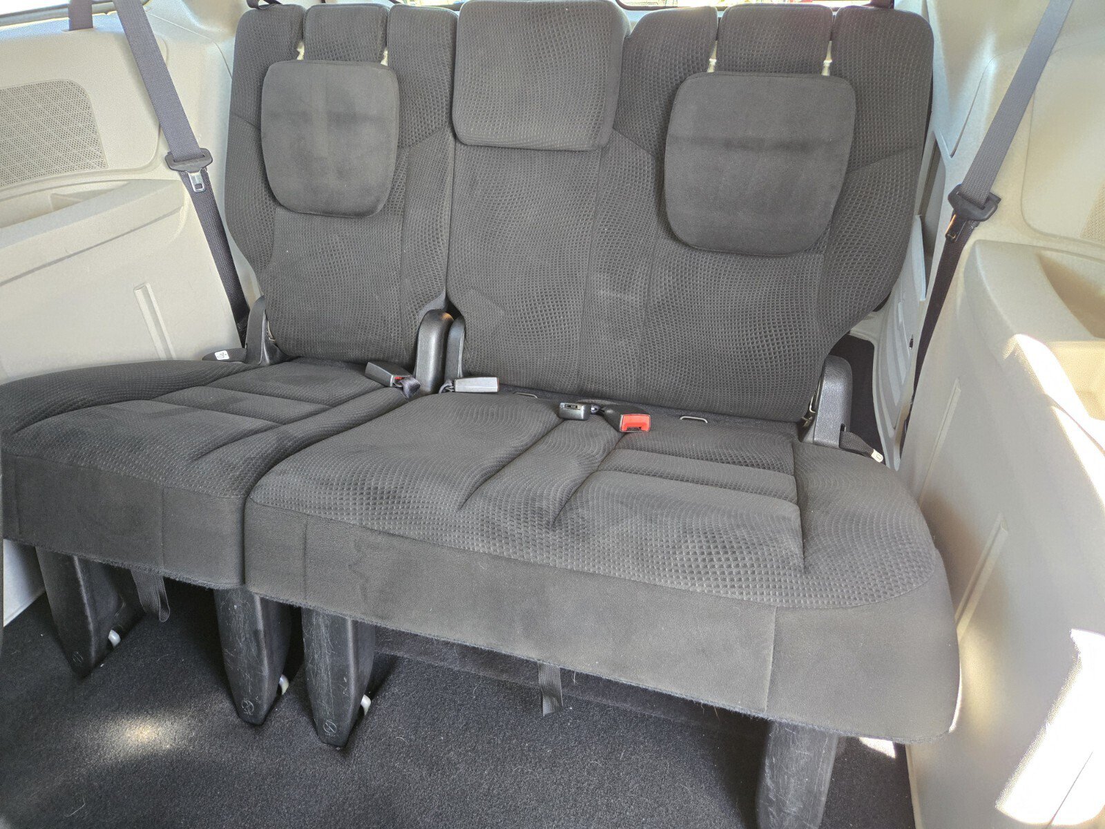 Used 2016 Dodge Grand Caravan SXT w/ UConnect Hands-Free Group FWD image 9
