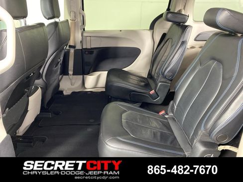 Used 2021 Chrysler Pacifica Touring-L FWD image 28