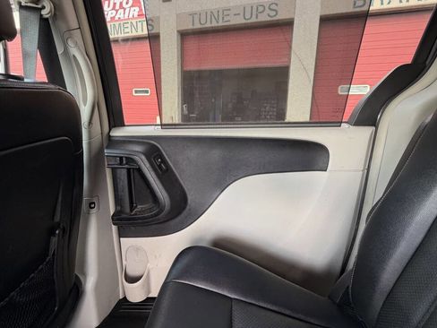 Used 2016 Chrysler Town & Country Touring-L FWD image 35