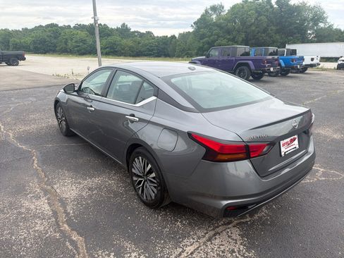 Used 2024 Nissan Altima 2.5 SV FWD image 4