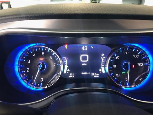 Used 2025 Chrysler Pacifica Limited image 26