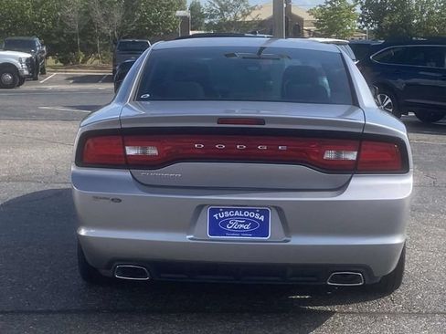 Used 2013 Dodge Charger SE RWD image 4