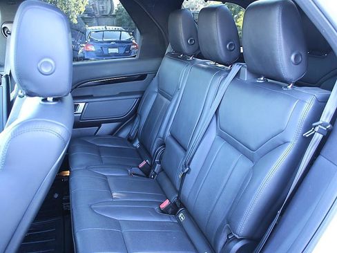 Used 2017 Land Rover Discovery SE AWD/4WD image 17