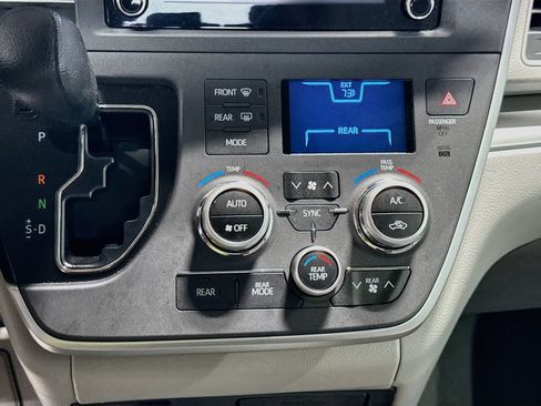 Used 2020 Toyota Sienna L FWD image 15