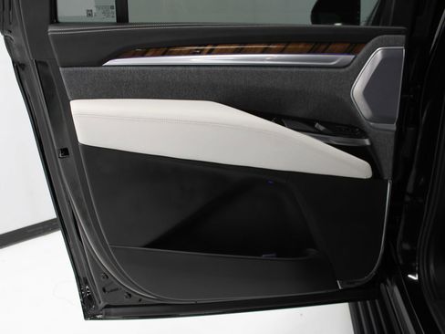 Certified 2025 Cadillac Escalade ESV Sport Platinum image 50