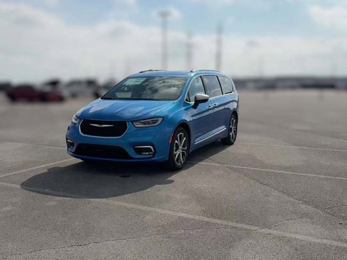 New 2026 Chrysler Pacifica Pinnacle image 3