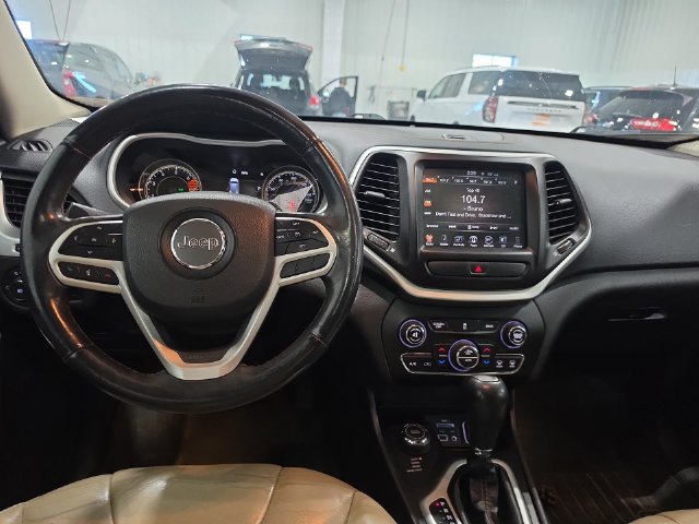 Used 2017 Jeep Cherokee Limited AWD/4WD image 5