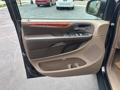 Used 2015 Chrysler Town & Country Touring-L w/ Driver Convenience Group FWD image 16