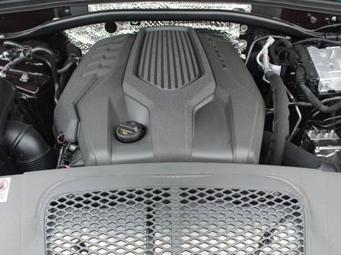 Certified 2025 Porsche Macan image 16