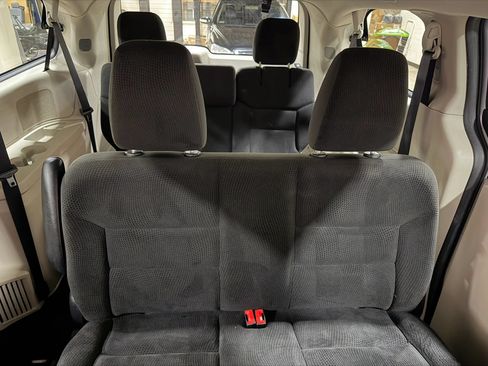 Used 2019 Dodge Grand Caravan SE FWD image 42
