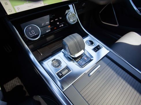 Used 2024 Jaguar XF R-Dynamic SE AWD/4WD image 13