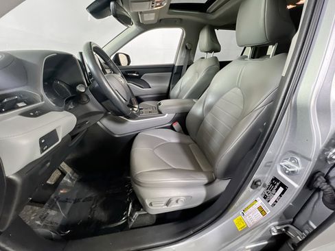 Used 2021 Toyota Highlander XLE image 21