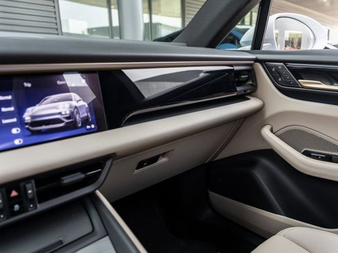 New 2025 Porsche Macan 4S Electric image 33