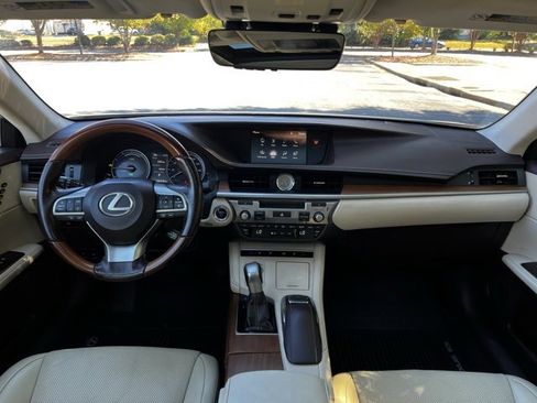 Used 2017 Lexus ES 300h w/ Luxury Package image 32