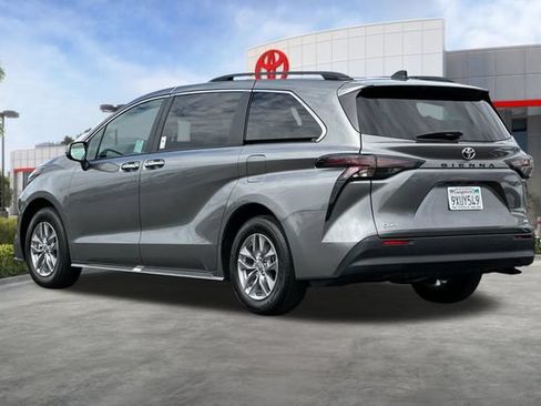 Used 2026 Toyota Sienna XLE FWD image 7