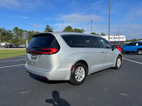New 2026 Chrysler Pacifica Select image 3