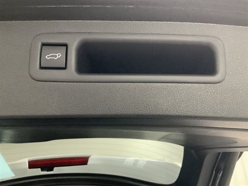 Used 2023 Toyota Highlander XLE AWD/4WD image 7