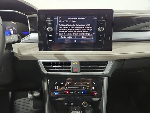 Certified 2025 Volkswagen Taos SE FWD image 19