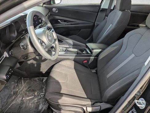 Used 2021 Hyundai Elantra SE image 15