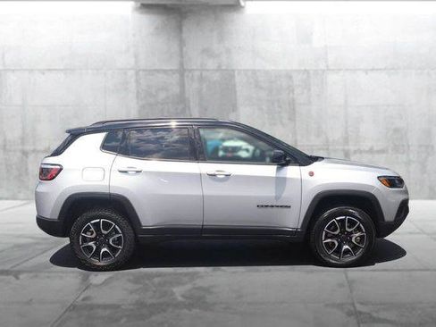 Used 2025 Jeep Compass Trailhawk AWD/4WD image 5