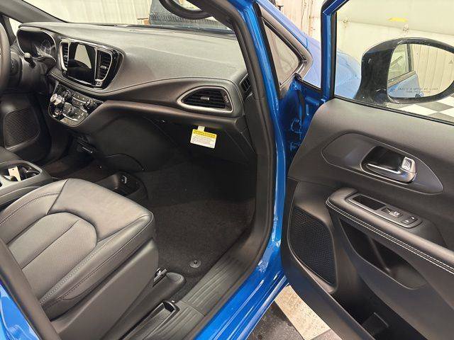 New 2026 Chrysler Pacifica Select w/ S Appearance Package AWD/4WD image 39