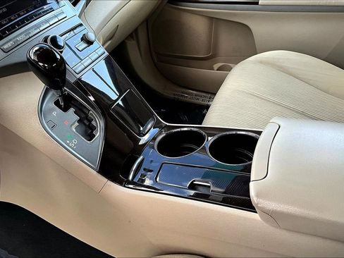 Used 2012 Toyota Venza LE w/ LE Convenience Pkg image 17