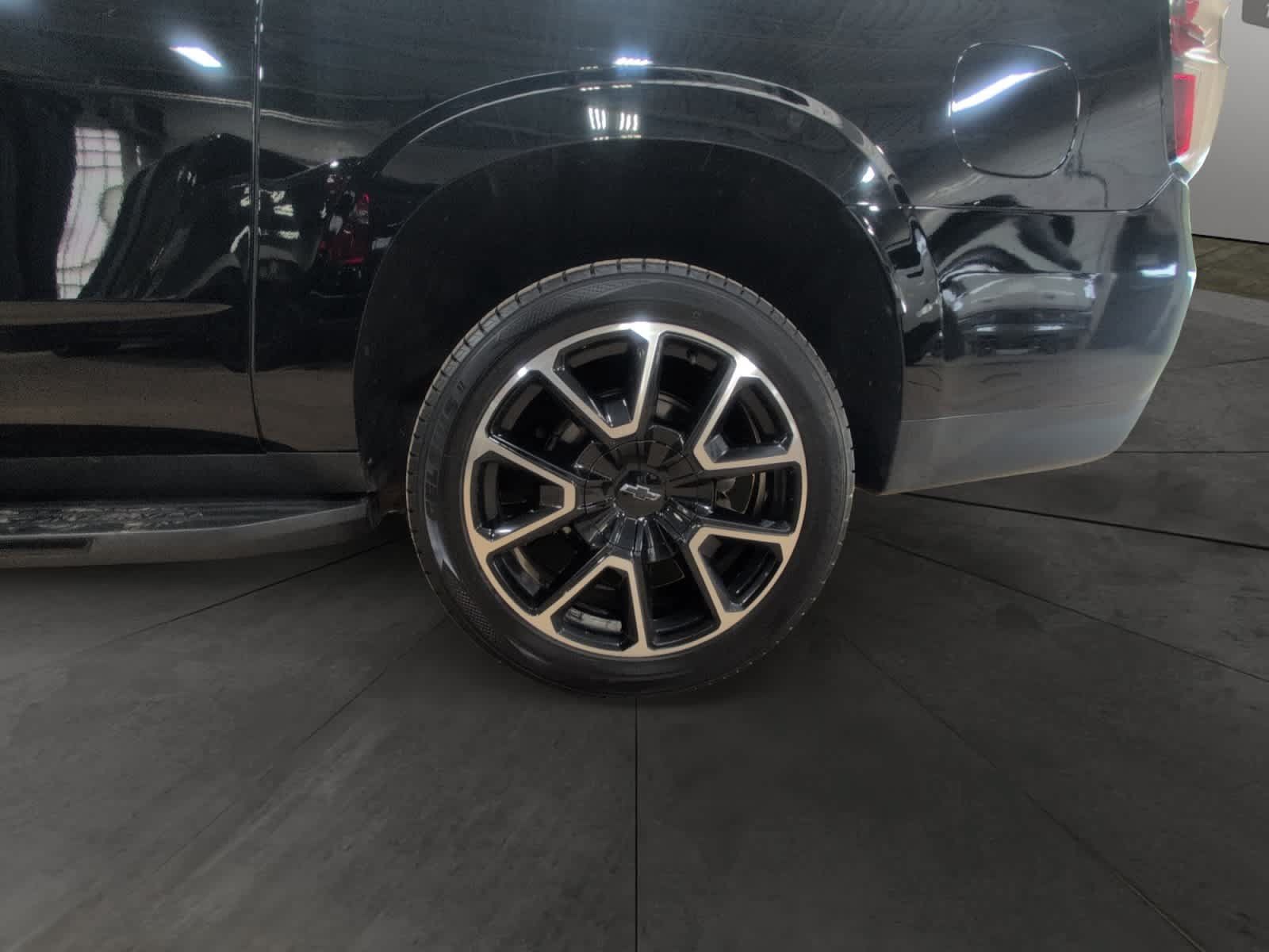 Used 2022 Chevrolet Suburban RST w/ Luxury Package AWD/4WD image 14
