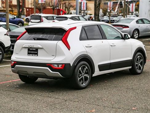 Certified 2025 Kia Niro LX image 9