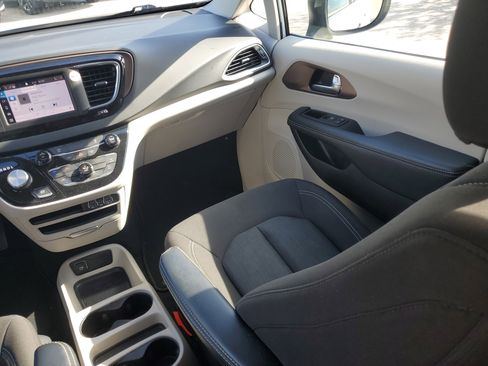 Used 2023 Chrysler Voyager LX image 23