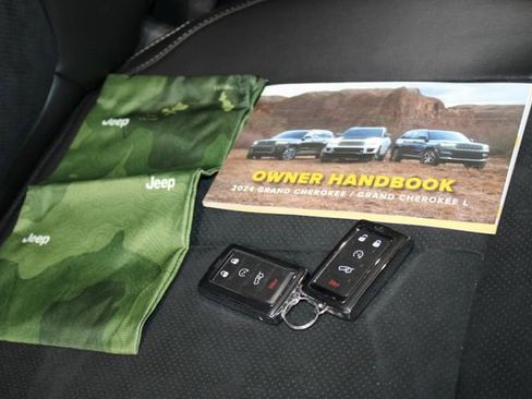 Used 2024 Jeep Grand Cherokee Altitude AWD/4WD image 31