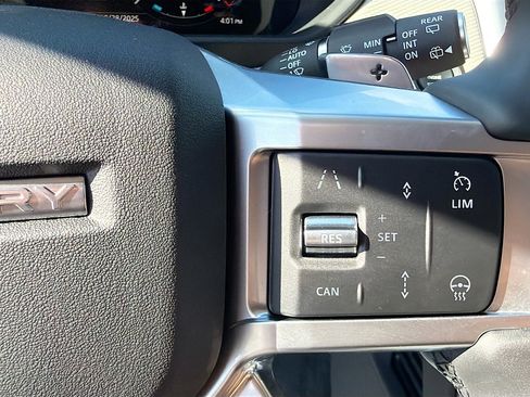 New 2025 Land Rover Discovery Dynamic SE image 39