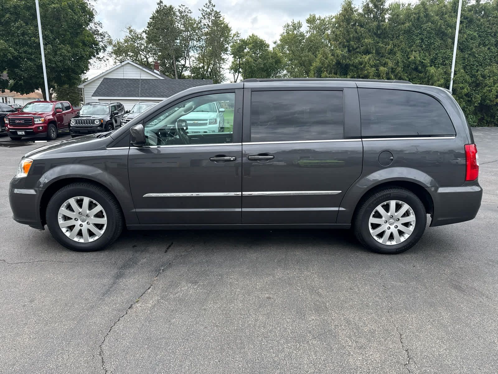 Used 2016 Chrysler Town & Country Touring FWD image 6