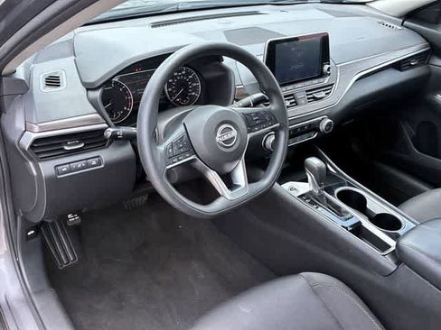 Used 2024 Nissan Altima 2.5 SV FWD image 2