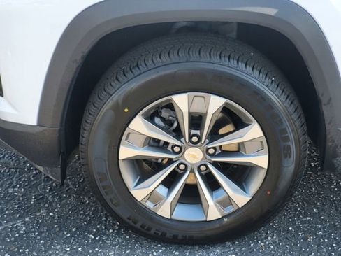 Used 2025 Chevrolet Equinox LT w/ Convenience Package II image 9