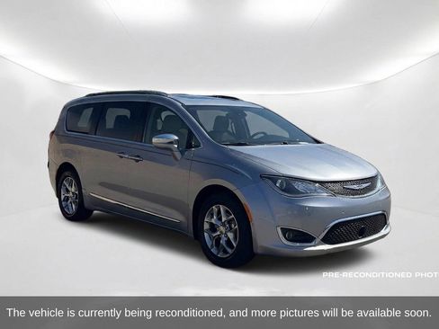 Used 2017 Chrysler Pacifica Limited w/ UConnect Theater Package FWD image 3