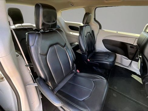 Used 2023 Chrysler Pacifica Touring-L FWD image 23