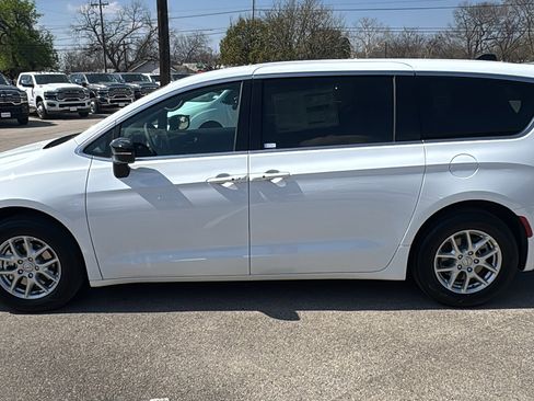 New 2026 Chrysler Pacifica Select image 8