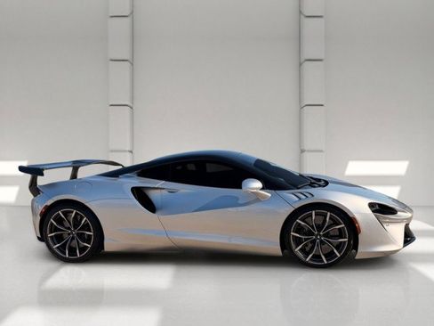 Used 2023 McLaren Artura RWD image 4
