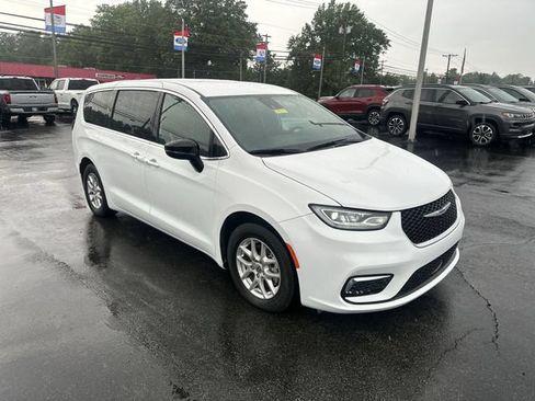 Used 2025 Chrysler Pacifica Select FWD image 11