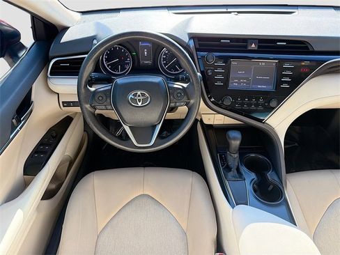 Used 2018 Toyota Camry XLE image 16