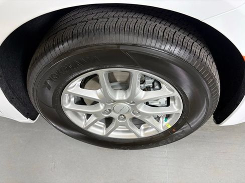 New 2027 Chrysler Pacifica Select FWD image 10