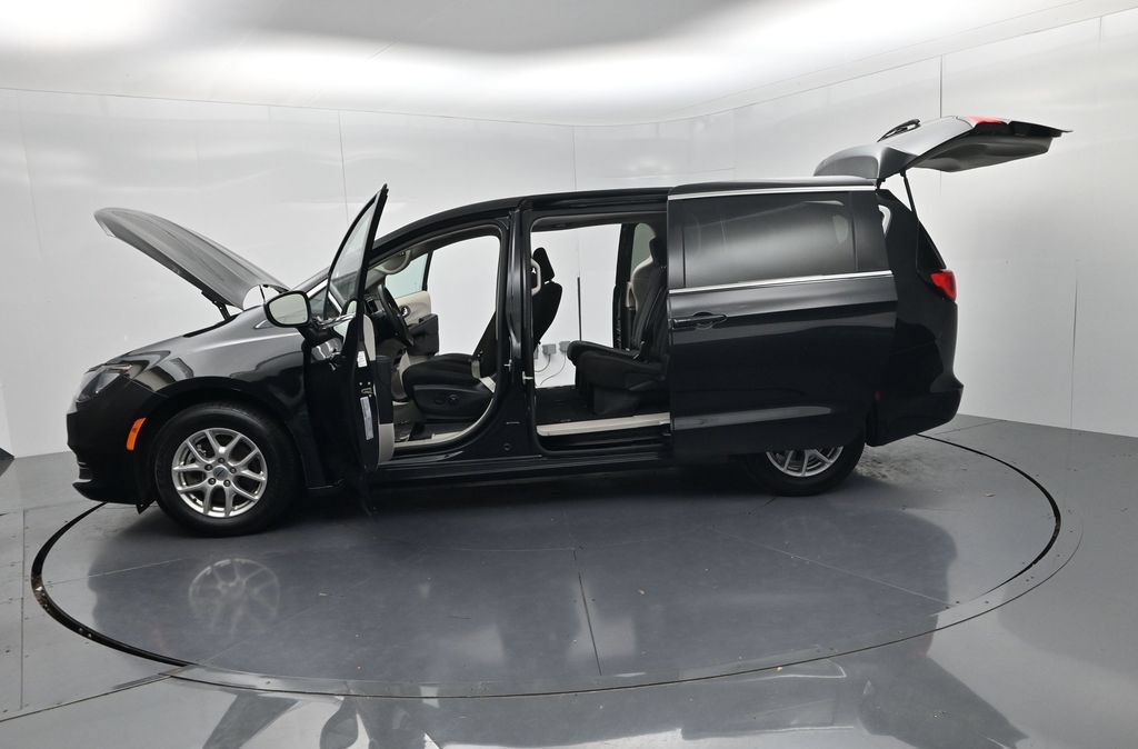 Used 2023 Chrysler Voyager LX FWD image 53