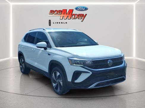 Used 2024 Volkswagen Taos SE AWD/4WD image 3