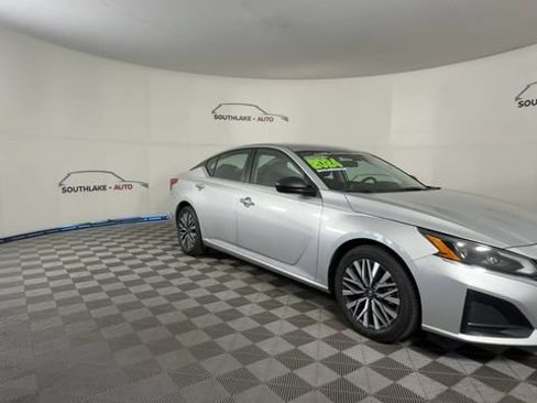 Used 2024 Nissan Altima 2.5 SV FWD image 3