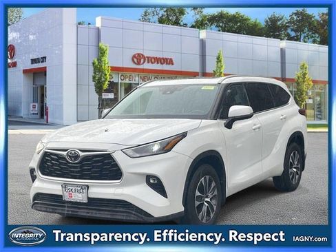 Certified 2022 Toyota Highlander XLE image 4
