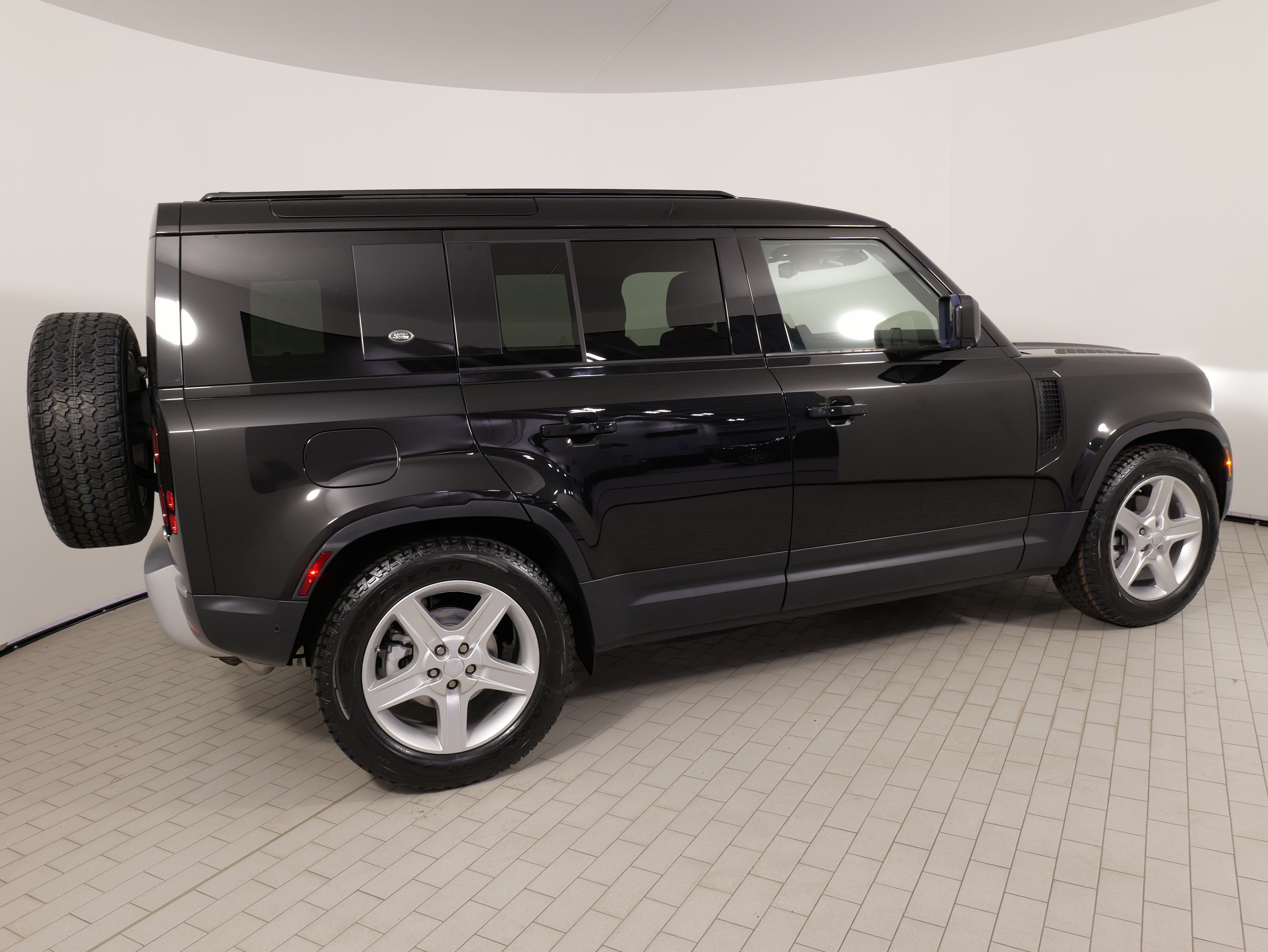 Used 2020 Land Rover Defender 110 SE AWD/4WD image 10