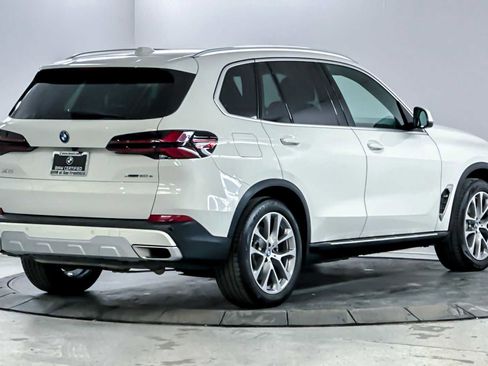 Used 2024 BMW X5 xDrive50e image 2