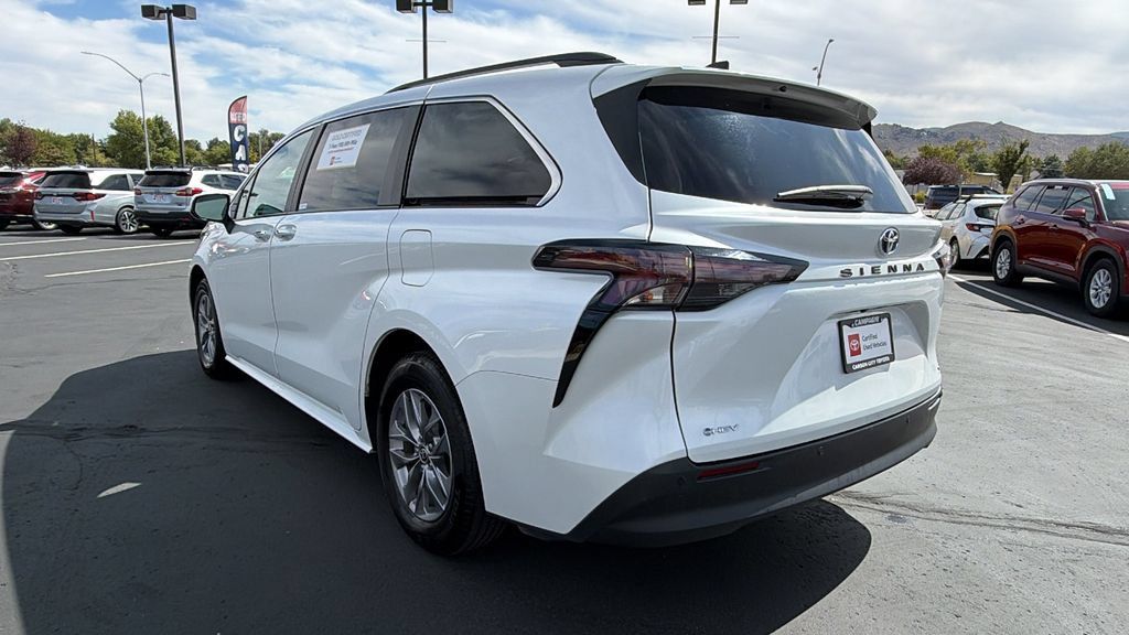 Certified 2025 Toyota Sienna XLE FWD image 5