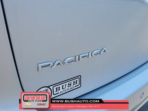 Used 2024 Chrysler Pacifica Touring-L FWD image 7