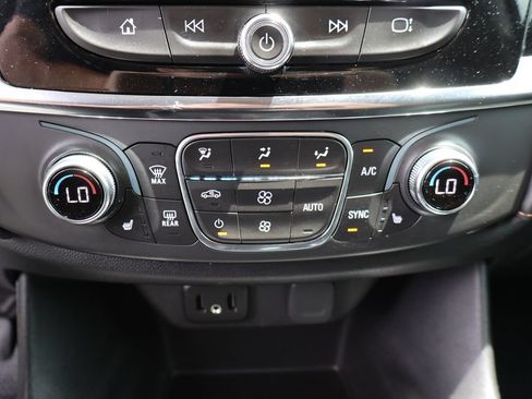 Used 2021 Chevrolet Traverse LT FWD image 22